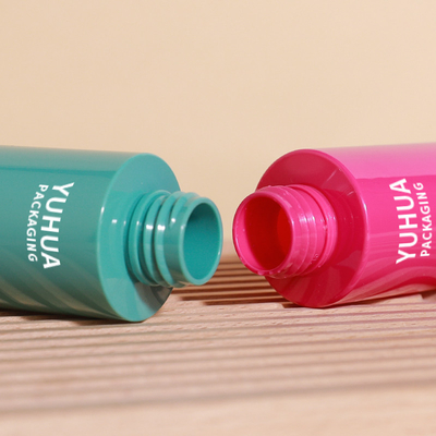 Farbenfrohe 120 ml leere weiße Feinschmelz-Plastik-Spray-Pumpenflasche für Body Toner Wasser