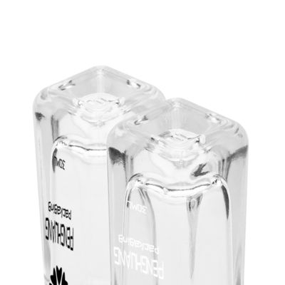 Glasflasche des Serums 50ml mit weißem Tropfenzähler